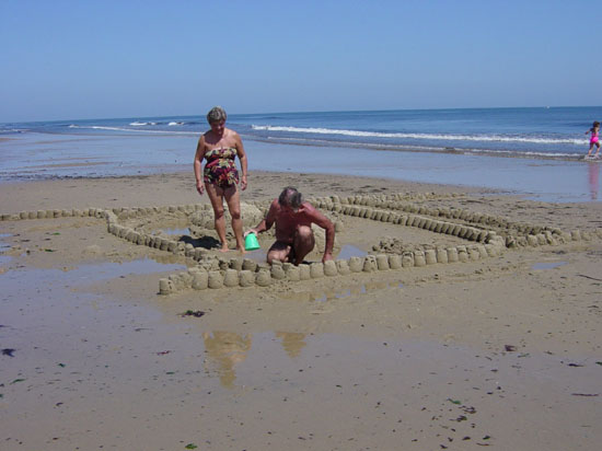 ed-08-18-gramma-grampa-sandcastle
