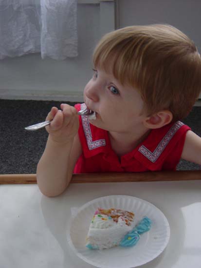 ec-07-10-Mirin-eating-cake