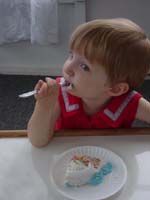 ec-07-10-Mirin-eating-cake