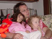qy-04-23-girls-snuggle