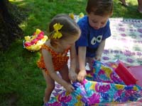 tx-06-25-helping-presents