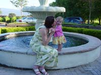 hn-06-26-mama-fountain-kiss