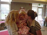 re-04-25-steph-cheryl-double-kiss-2