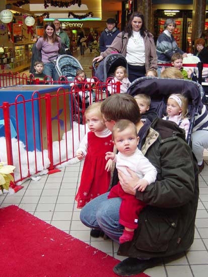 la-12-16-mall-santa-waiting