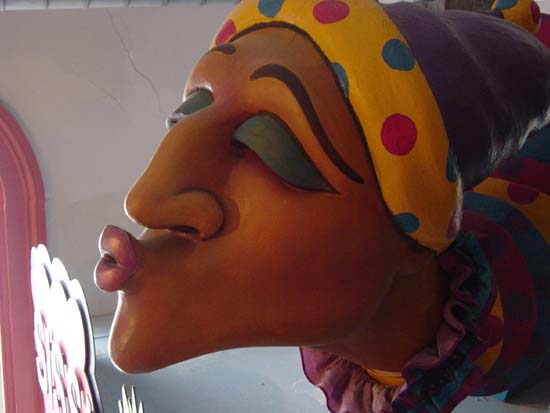 ph-06-18-kiss-face
