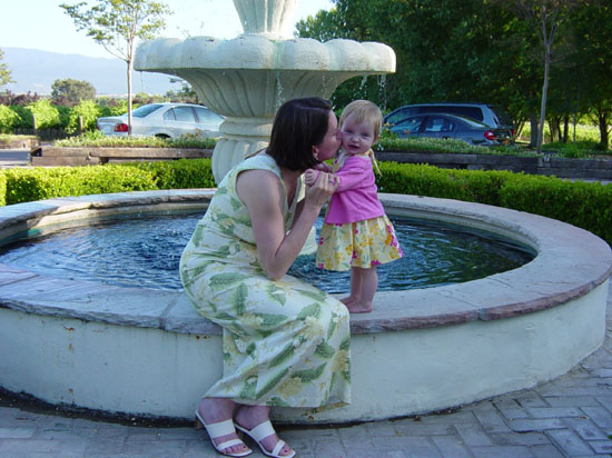 hn-06-26-mama-fountain-kiss